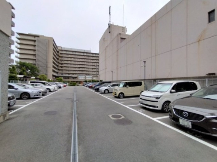 シティコーポ鴫野2号棟の駐車場|マンション敷地内には平面駐車場がございます。