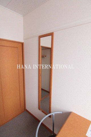 レオパレスノースヒルズの居間・リビング|室内は絨毯タイプのお部屋です。