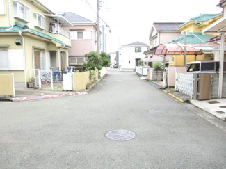 【前面道路含む現地写真】 | 前面道路は交通量も少なく、静かな環境です、
