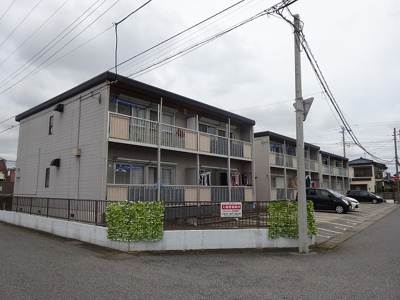 【外観】 | リバーサイド白金Ｂ | リバーサイド白金Ｂ　軽量鉄骨造２階建て　Ｂ棟は真ん中の棟です