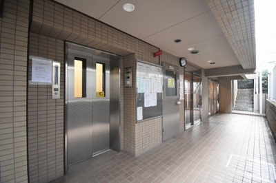【その他共用部分】 | ライオンズマンション山手石川町 | お買い物時やベビーカーの出し入れに便利なエレベーター付です。
