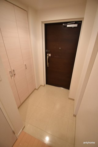 アビティ江坂　仲介手数料無料の玄関