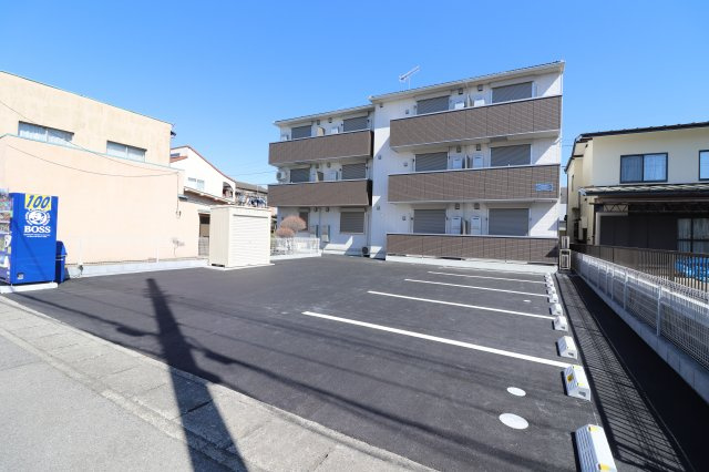 ミルアモールＥの駐車場