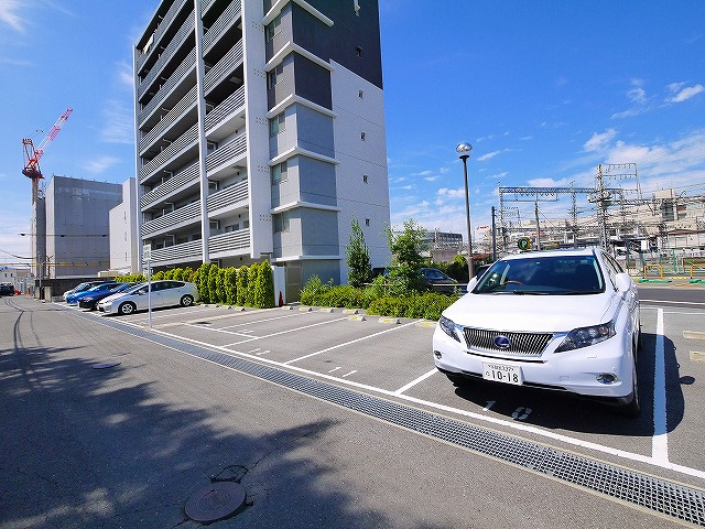 ライフコート西大寺の駐車場|車をお持ちの方に嬉しい駐車場付きの物件です