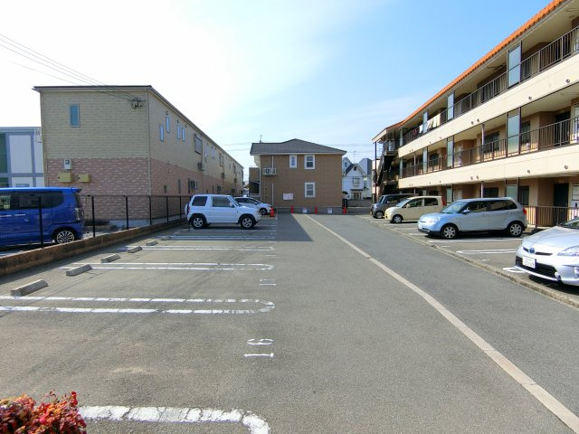 ドゥーエの駐車場