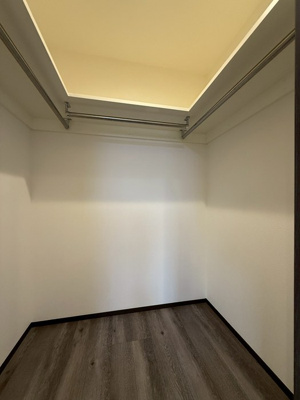 【トイレ】 | FUNs遊園Ⅱ/ファンズ遊園Ⅱ | トイレは温水洗浄便座付き♪人気のバストイレ別です♪小物を置ける便利な棚やタオルハンガーも付いています♪壁紙はオシャレなデザインクロス☆