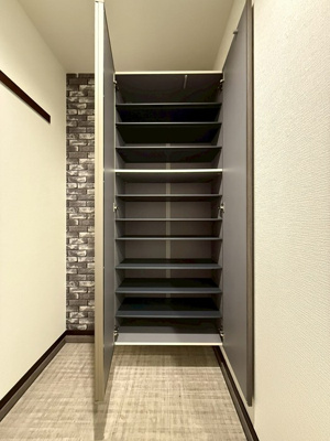 【収納】 | FUNs遊園Ⅱ/ファンズ遊園Ⅱ | 洋室6帖のお部屋にあるウォークインクローゼットです♪たっぷり収納できてお洋服や荷物が多くてもお部屋すっきり☆