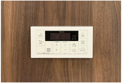 【設備】 | FUNs遊園Ⅱ/ファンズ遊園Ⅱ | 脱衣所にある室内洗濯機置き場です♪防水パンが付いているので万が一の漏水にも安心です！上部には便利な収納棚付き♪