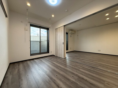 【キッチン】 | FUNs遊園Ⅱ/ファンズ遊園Ⅱ | 木目調のおしゃれなデザインのシステムキッチンです！場所を取るお鍋やお皿もすっきり収納できます♪