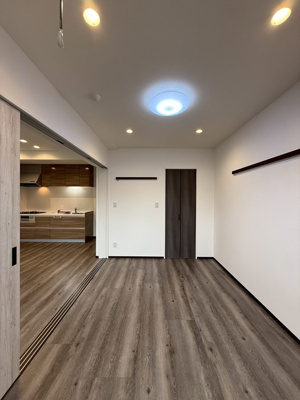 【寝室】 | FUNs遊園Ⅱ/ファンズ遊園Ⅱ | 南東向き洋室6帖☆バルコニーに繋がるお部屋です！ベッドを置いて寝室にするのもオススメ☆壁にはピクチャーレールがあり、絵などを飾れます♪