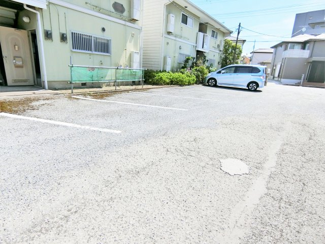 コーポまるもの駐車場