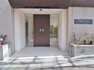 【エントランス】 | 通りから少し入ったエントランスはシックな自動ドアが目隠しになって安心です