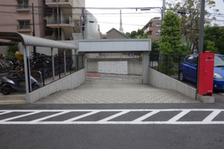 【駐車場】 | 敷地内にある屋根付の駐輪場と平置き駐車場