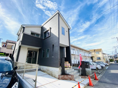 【外観】 | 新価格！　新築戸建　藤沢市石川１丁目　売主物件 | 建築中です。
南がお隣の駐車場なので明るいですよ。
