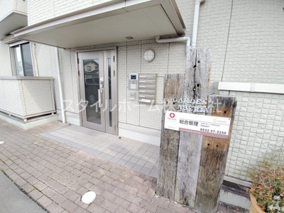 【エントランス】 | ガーデンアベリア | 建物の内部です