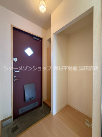 メゾンラフィーネⅢの玄関|明るい玄関です