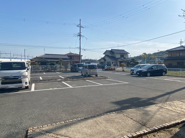 ラフィネアルブルの駐車場