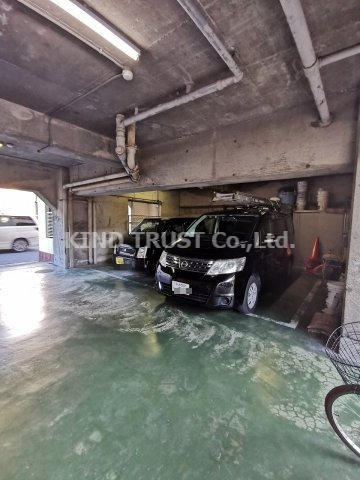 スカイハイム天神橋の駐車場