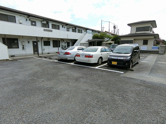 グランデュール森田の駐車場