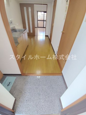 【玄関】 | エスペランスつつじが丘 | 収納もある玄関です