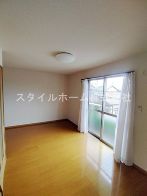 【居間・リビング】 | プリエール | こちらの居間で趣味の時間をお楽しみください