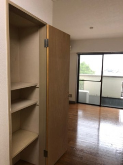 【収納】 | ロマーヌ石岡第2 | キッチンの後ろの収納スペースです