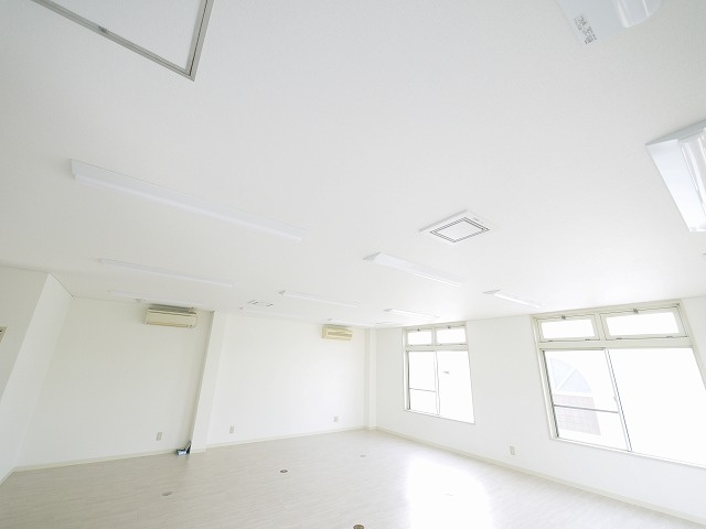 藤本ビルの内装|明るい室内です