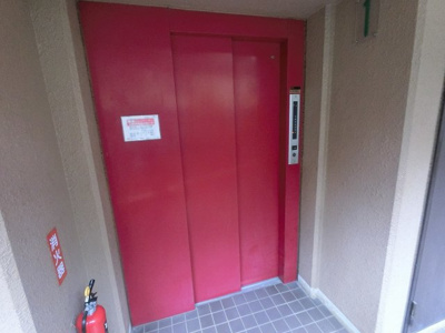 【その他共用部分】 | ライオンズマンション菅田第二 | お買い物時やベビーカーの出し入れに便利なエレベーター付です。
