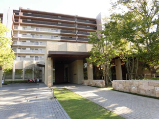 【外観】 | 広々とした敷地に建っているマンションです！