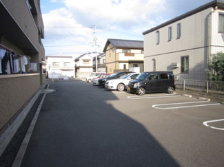 【駐車場】 | オッツ多治米 | 駐車場に車を止められます