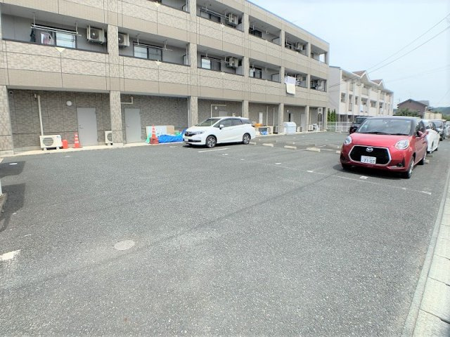 リヴェールドゥ　エスの駐車場