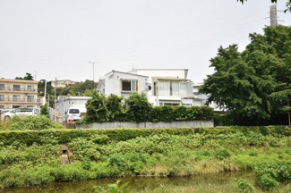 【外観】 | 野川対面からのショットです。見ての通り南側のロケーションは良好な日当たりが期待できます♪