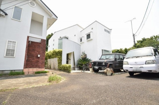 【外観】 | 売主様の拘りの詰まった1棟です。南側からの陽光を是非とも現地でご体感下さい。