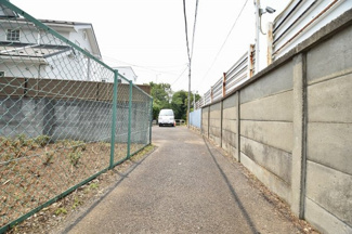 【前面道路含む現地写真】 | 小田急線「成城学園前」駅から徒歩13分！田園都市線「二子玉川」にもアクセス可能です。