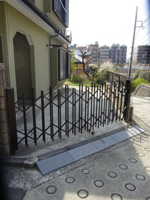【駐車場】 | 北山田7丁目戸建 | いつでも目の届く敷地内に駐車場があります♪荷物がかさばりがちなお買物にも、敷地内駐車場があると便利ですよね☆