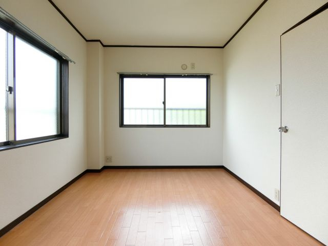 山本マンションの洋室
