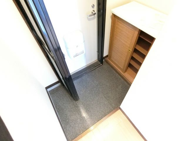 山本マンションの玄関