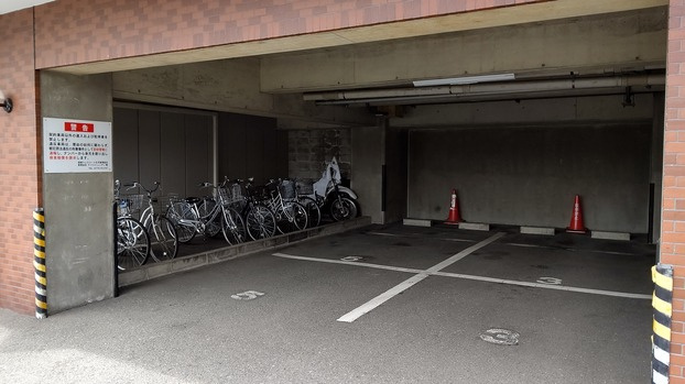 信開ウェラコート花月の駐車場