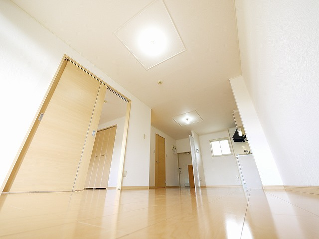 ヴィラージュ島田の内装|こちらの居間で趣味の時間をお楽しみください