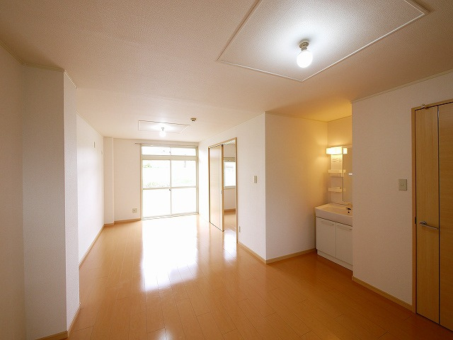 ヴィラージュ島田の居間・リビング|こちらの居間で趣味の時間をお楽しみください