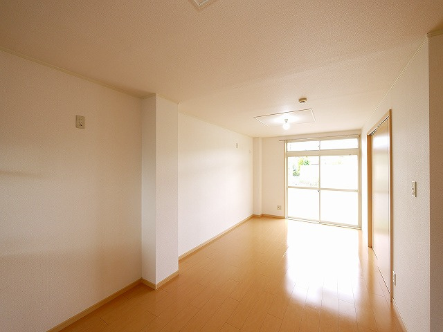 ヴィラージュ島田の居間・リビング|こちらの居間で趣味の時間をお楽しみください