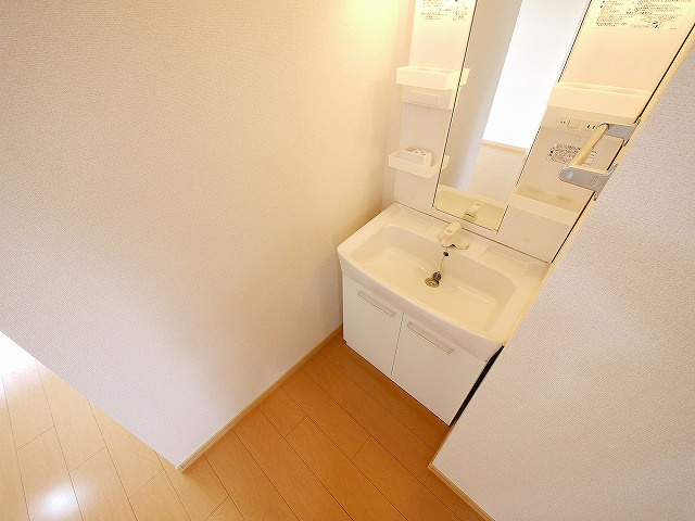 ヴィラージュ島田の独立洗面台|朝の支度にも助かる、独立の洗髪洗面化粧台