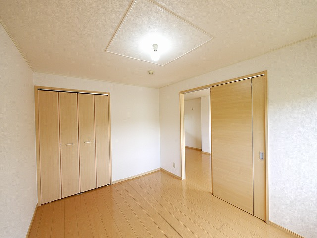 ヴィラージュ島田の寝室|明るい洋室です