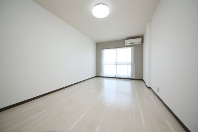 アルカサールの居間・リビング|バーチャルステージングの写真となります。家具家電等は付帯しません。参考にご覧くださいませ。