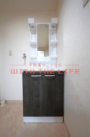 鎮西産業ビル【キャッシュバック対象物件】の独立洗面台|独立洗面台、小物を置くことができて便利です