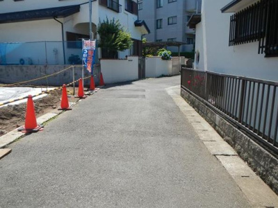 【前面道路含む現地写真】 | 藤沢市片瀬１丁目　新築　３号棟 | 前面道路は交通量も少なく（住民の方しか入ってきません）駐車もしやすいです！