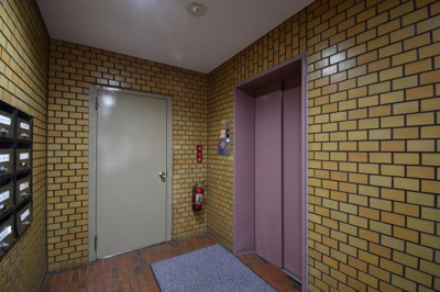 【その他共用部分】 | 大森ハウス | お買い物時やベビーカーの出し入れに便利なエレベーター付です。