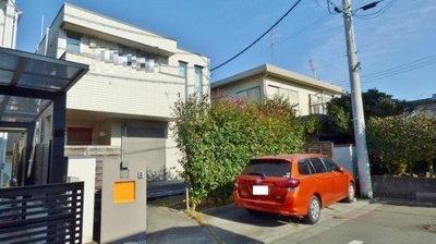【外観】 | 藤沢市柄沢２丁目　中古戸建 | ■南西道路で日当たり良好。南側道路と庭があるため日当たり良好。ヘーベルハウス施工。耐久性や防火性など、ALCの優れた性能を木造住宅でも可能にするために開発された、木造住宅専用の外壁材です。