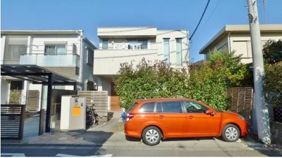 【前面道路含む現地写真】 | 藤沢市柄沢２丁目　中古戸建 | ■太陽光パネルとエコキュートのオール電化。非常時も日中電源利用可で安心です。ゆったりと寛げるプライベートなひとときを、より上質なものへと高めるために。