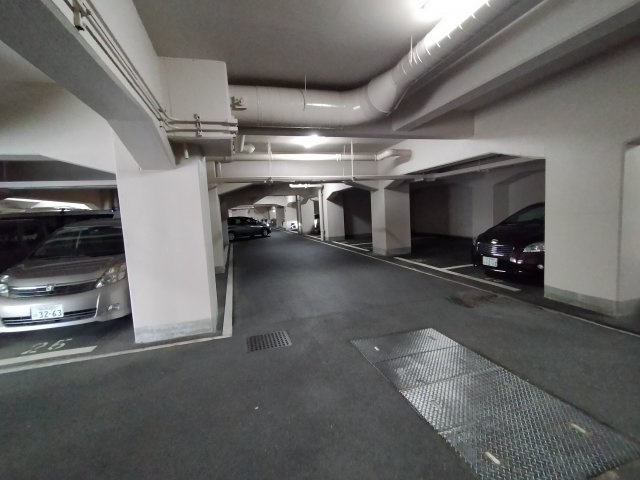 ハイマートすみれの駐車場|マンション敷地内のガレージです。